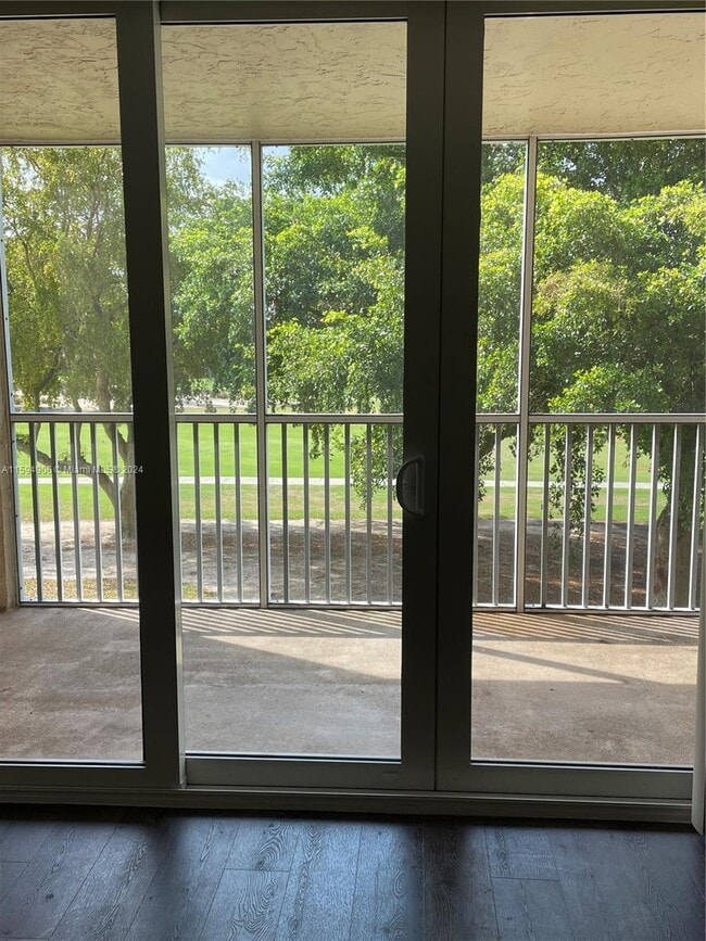 Building Photo - 250 Jacaranda Dr