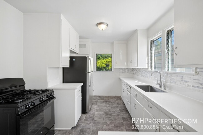 Building Photo - 1047 1/2 S Holt Ave-