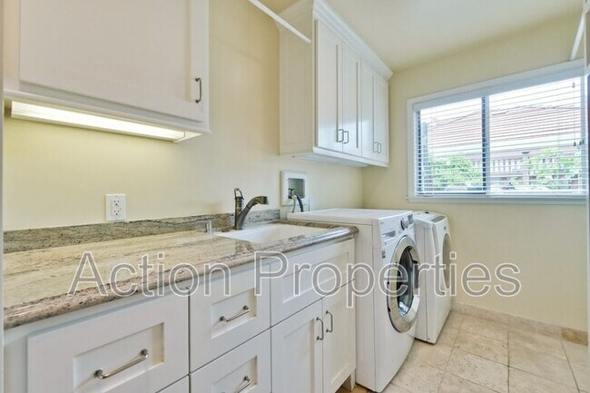Building Photo - 450 Juanita Way