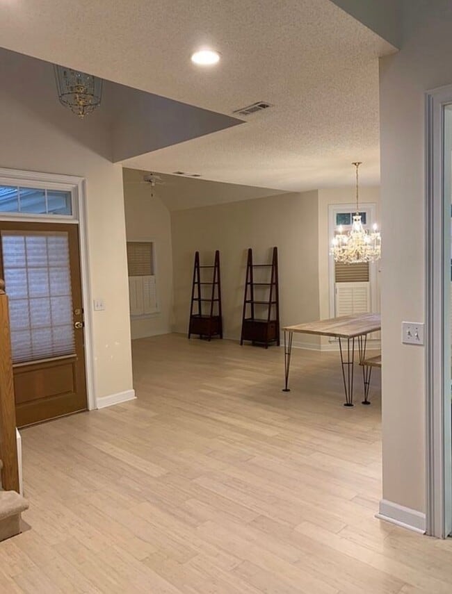 Building Photo - 80 Preswick Park Dr