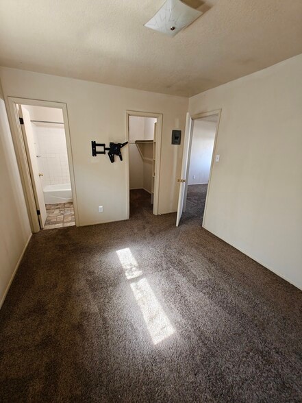 Building Photo - 3220 Wellesley Ct NE