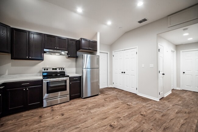 Building Photo - 803 S Main St