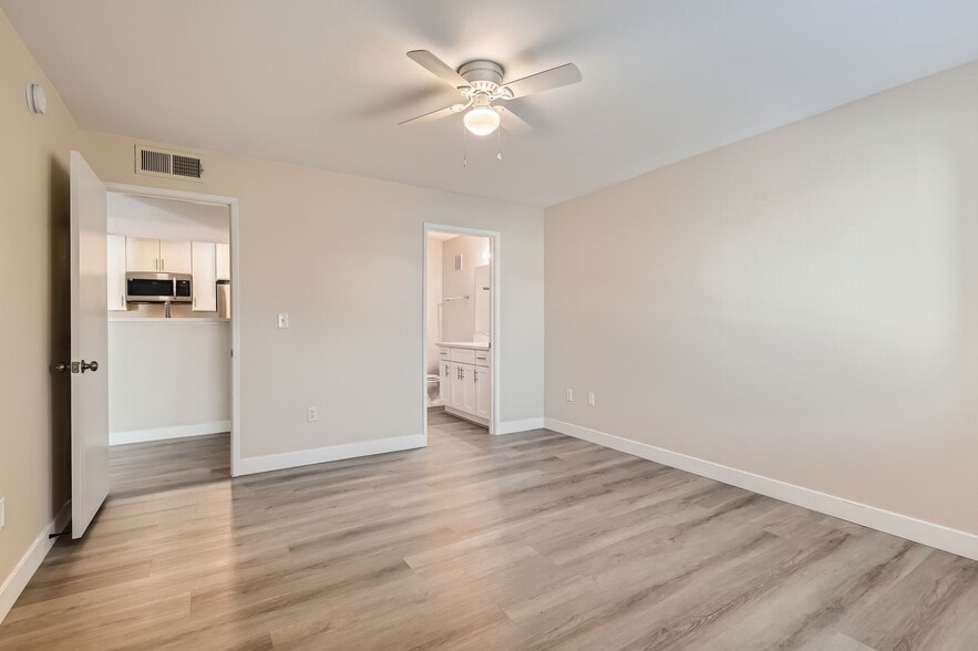 Building Photo - 950 Seven Hills Dr