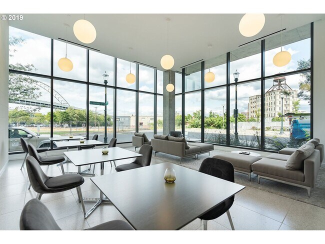 Building Photo - First Month's Rent FREE! Stunning East facing Pearl District condo located in The Vista Condomini...