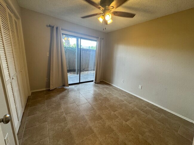 Building Photo - 1202 Thorpe Ln