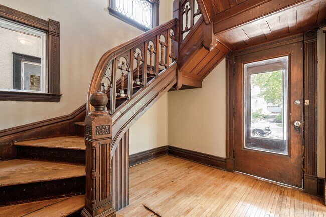 Building Photo - MUST SEE! Spacious 5BD/2BA Home near the U...