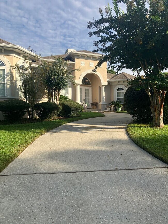Building Photo - Beautiful 5 Bed/3 Bath Golf Course Communi...