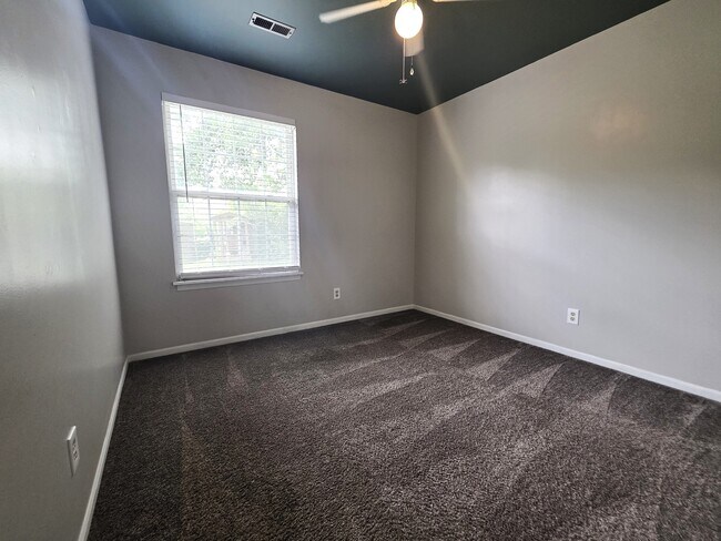 Building Photo - 324 Palomino Ln