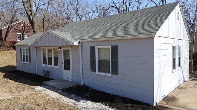 Building Photo - Cozy 3 bedrooms and 2 full baths home located on Holt Lane in Kansas City, KS