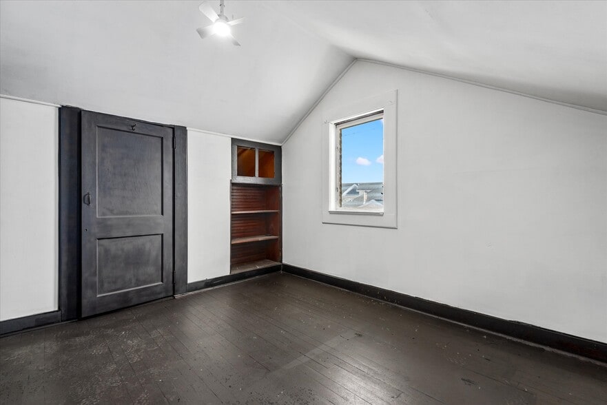 Building Photo - 2 Pirates Cv