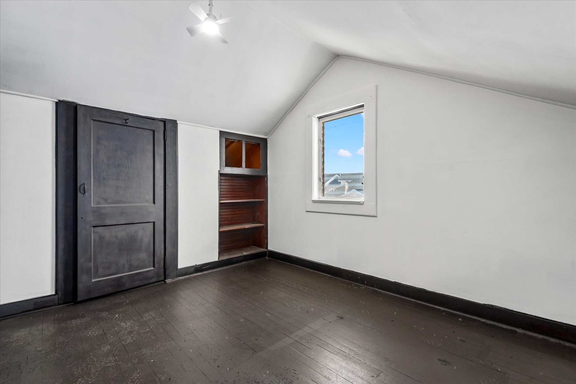 Building Photo - 2 Pirates Cv