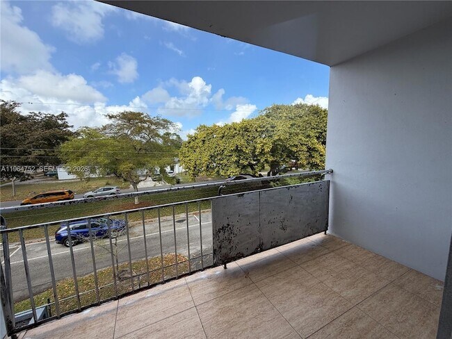 Building Photo - 13685 NE 10th Ave