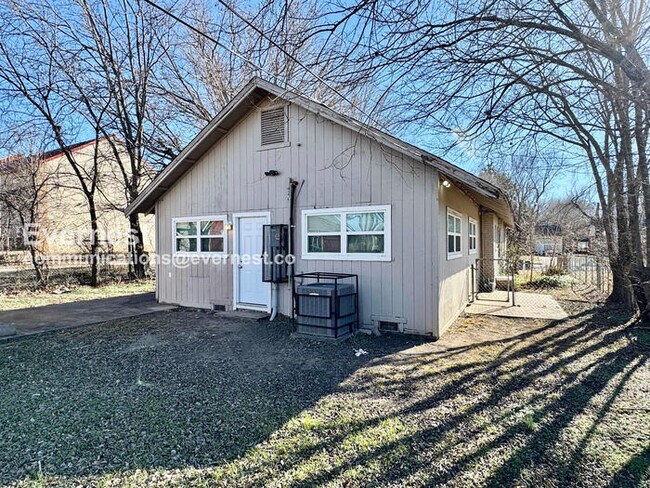 Building Photo - 3 Bed, 2 Bath with Fenced Yard / Pet-Friendly / Available Now!