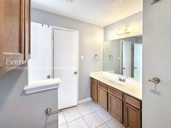 Building Photo - 915 Pyegrave Pl