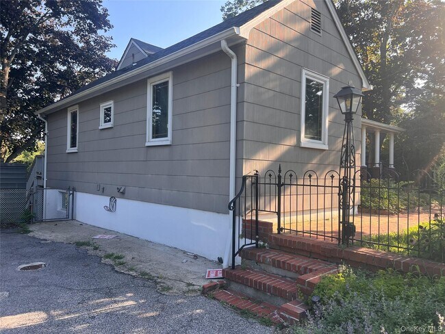 Building Photo - 1375 W Main St