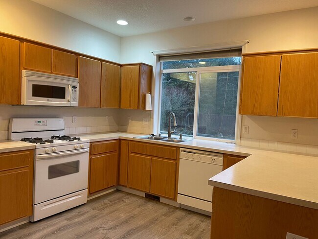 Building Photo - ***HALF MONTH RENT FREE***FANTASTIC 4 Bed 2.5 Bath Home in Salmon Creek! HUGE side yard and back ...