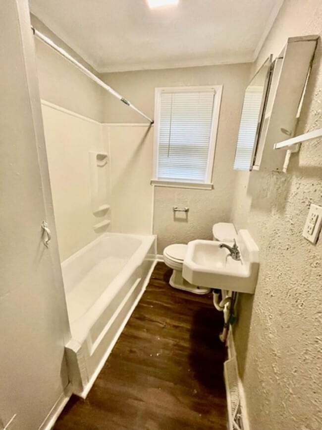 Building Photo - Adorable 2 bedroom 1 bath home . Located i...