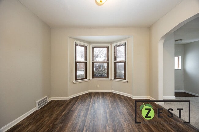 Building Photo - 2 BDRM 1 BTH