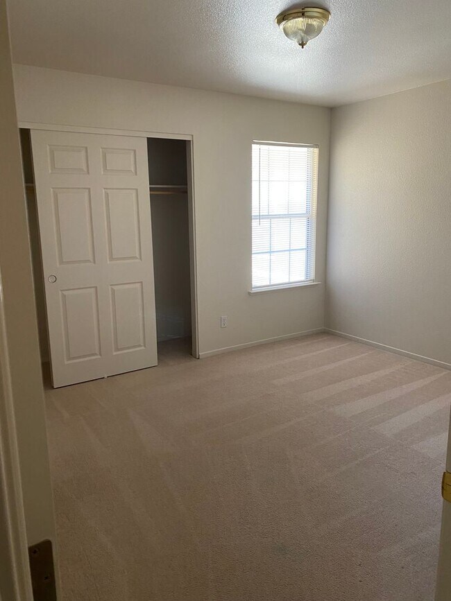 Building Photo - Beautiful Santa Nella Rental