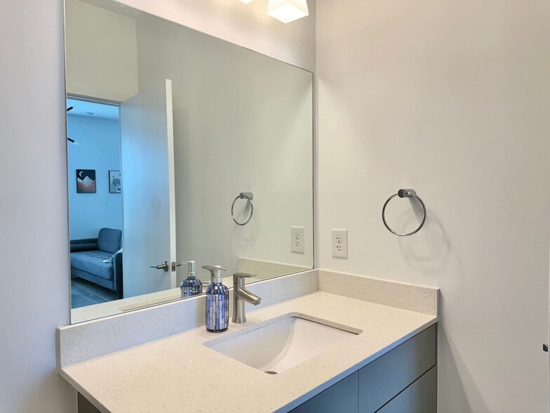 Building Photo - 542 Boulevard NE