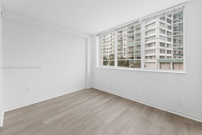Building Photo - 910 West Ave