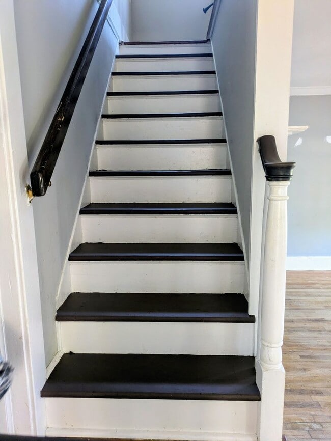 Building Photo - Spacious Two Story Home