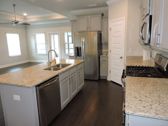 Building Photo - Beautiful home in gated community!