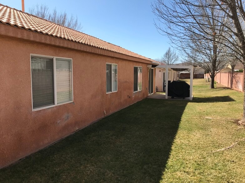 Building Photo - 524 S Indian Hills Dr