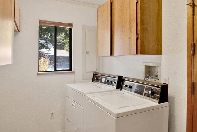 Building Photo - Preleasing Now! Available early August! 7 Bed, 2.5 Bath House!