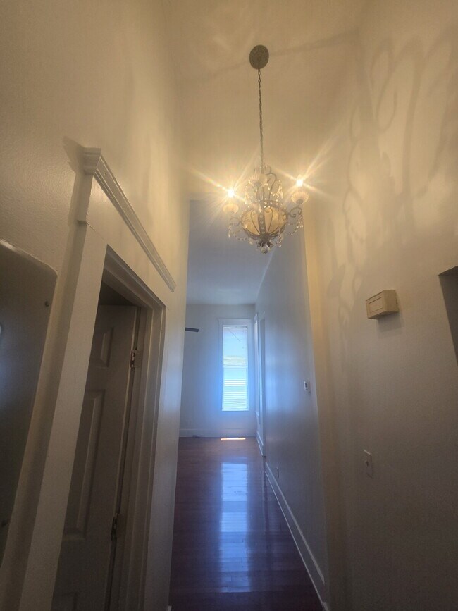 Building Photo - "2-Bed Condo with Gleaming Hardwood Floors...