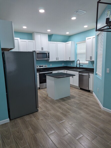 Building Photo - 2010 Seminole Blvd S