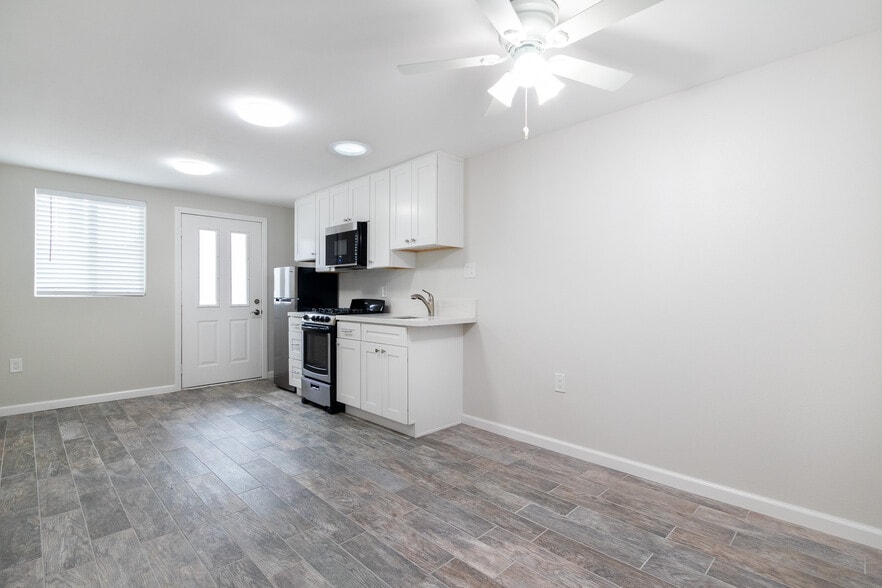 Building Photo - 582 Douglas St