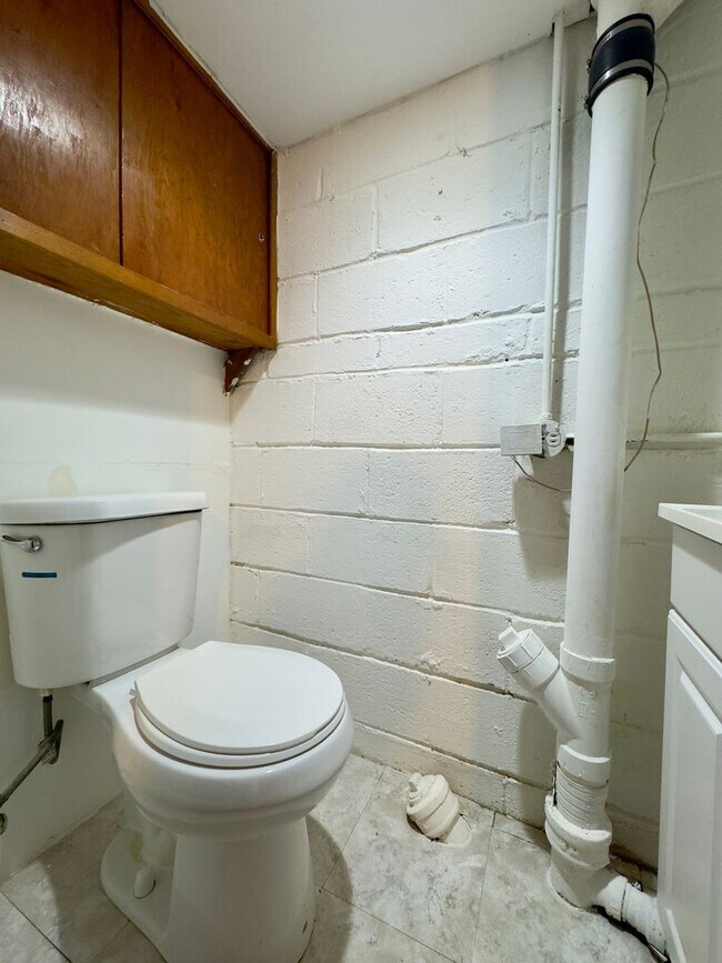 Building Photo - Charming 3 Bedroom/1.5 Bathroom in Yale Heights, MD!