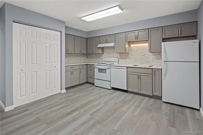 Building Photo - 500 NY-299