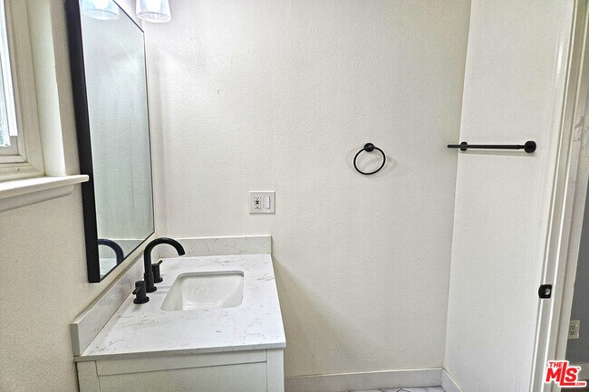 Building Photo - 22337 Cantara St