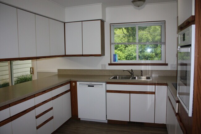 Building Photo - 8352 Galloway Dr