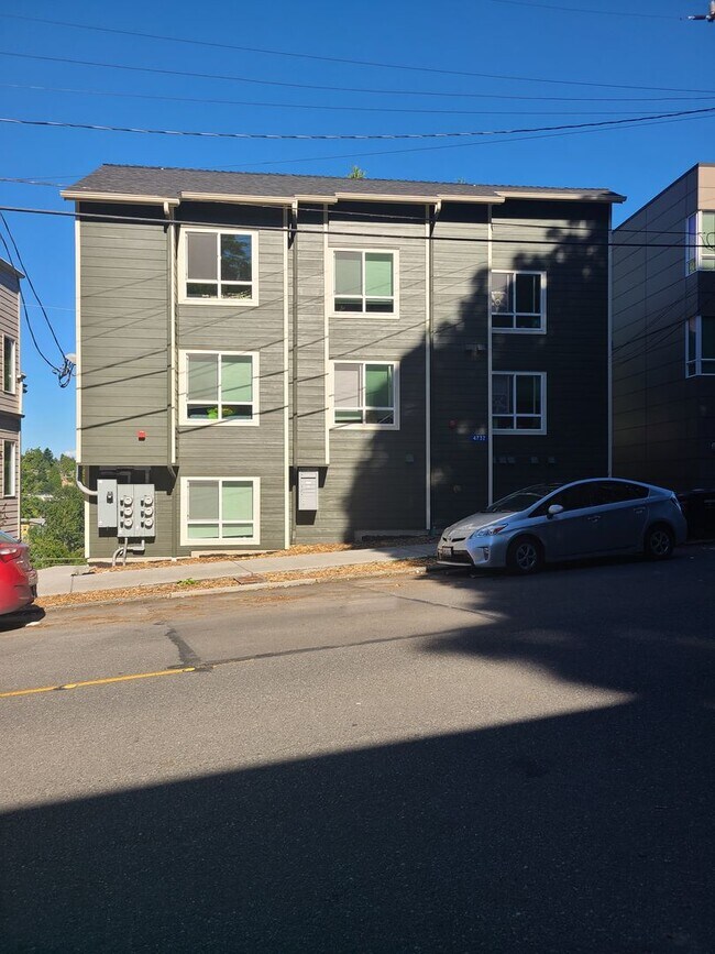 Primary Photo - UW 22nd Ave Duplex