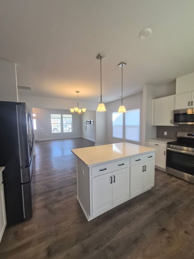 Building Photo - 301 Harvest Mdw Xing