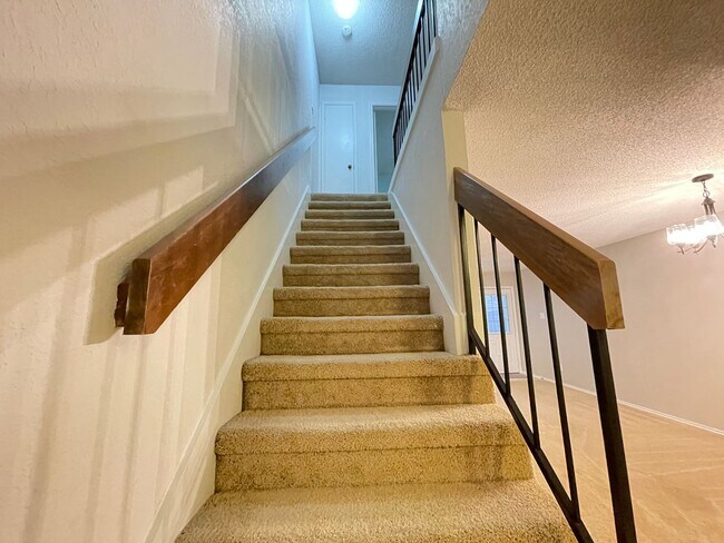 Building Photo - Cozy Townhome Minutes to the Chisholm Trai...