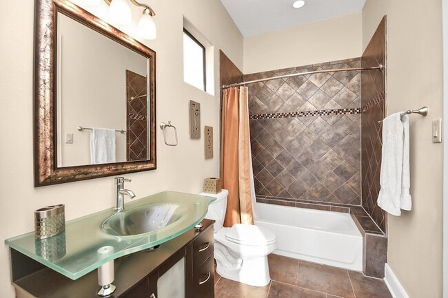 Building Photo - 1611 Lynnview Dr