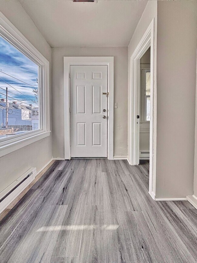 Building Photo - 422 W Allen St