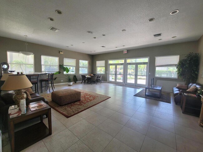 Building Photo - 611 Cypress Lake Blvd