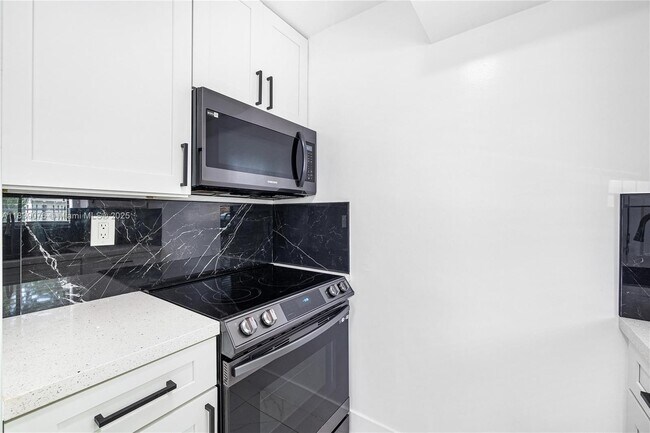 Building Photo - 131 NE 77th St