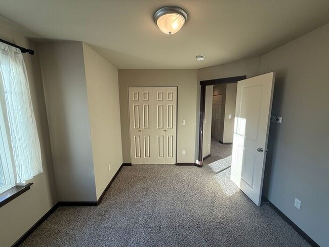 Building Photo - 713 Park Ln