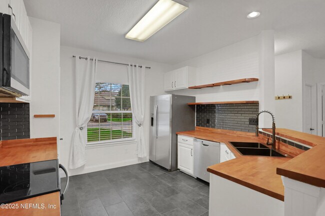 Building Photo - 336 Wooded Crossing Cir