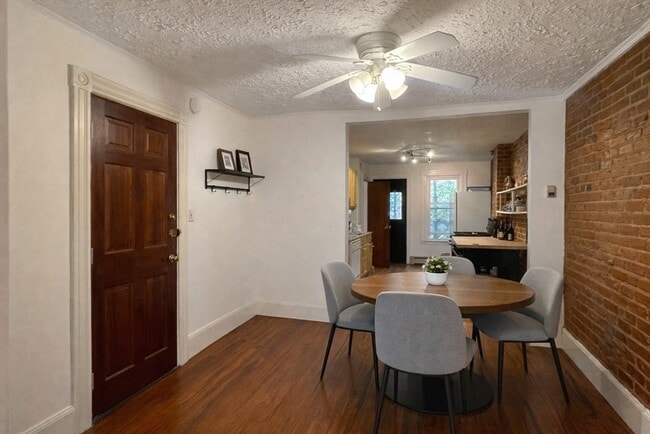 Building Photo - 14 Mead St