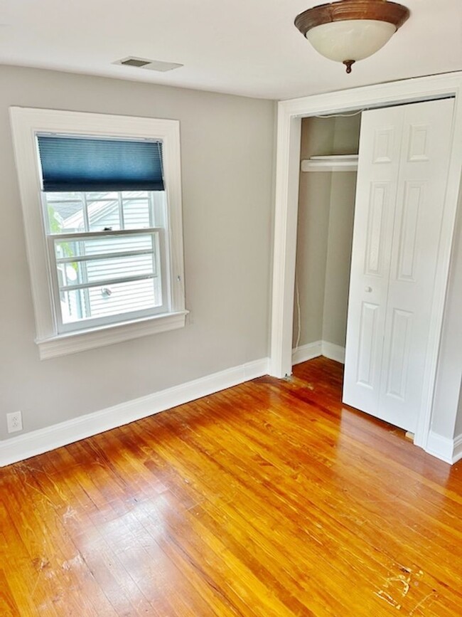 Building Photo - Beautifully updated single family home in ...