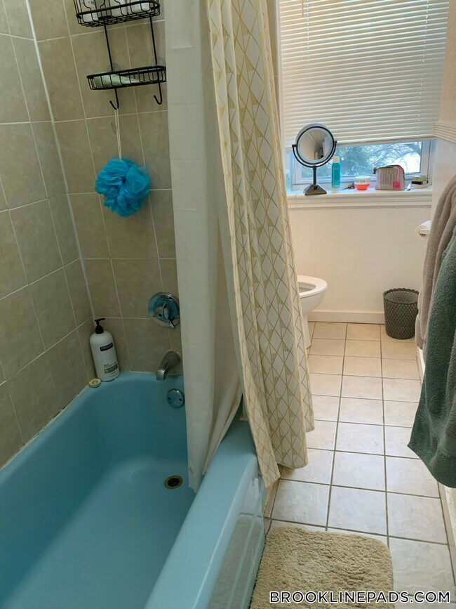 Building Photo - 352 Riverway