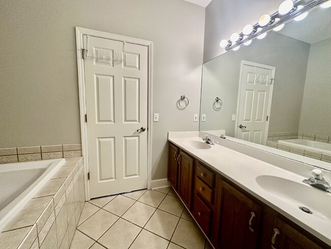 Building Photo - Spacious Home on a Large Lot in Grande Oaks!