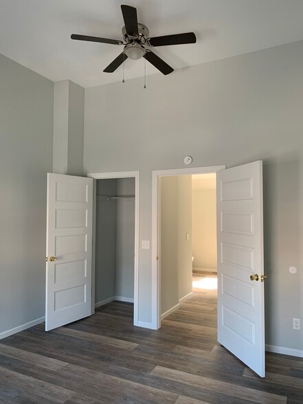 High ceiling and closets - 407 Hamilton St